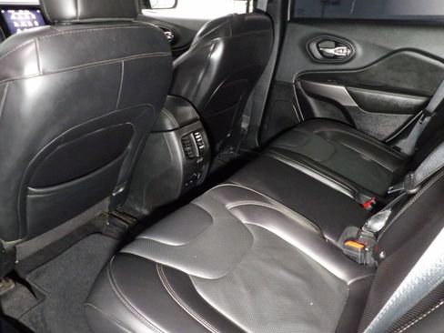 Used 2019 Jeep Cherokee Limited image 10