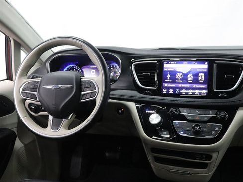 Used 2020 Chrysler Pacifica Limited FWD image 22