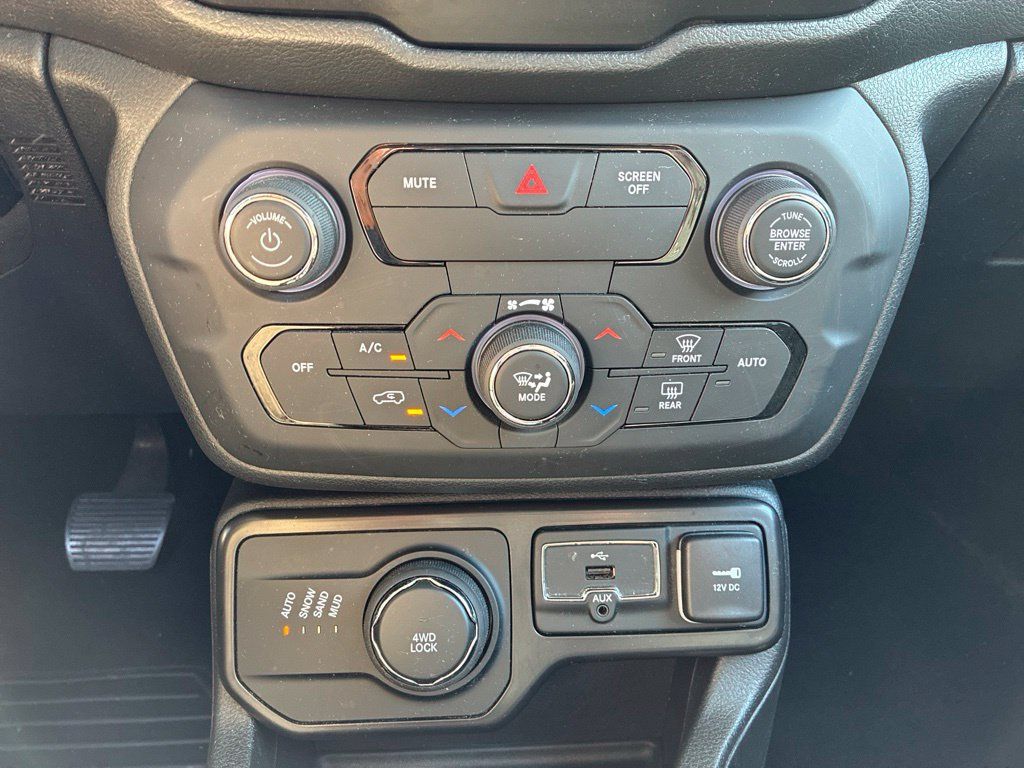 Used 2020 Jeep Renegade Latitude AWD/4WD image 20