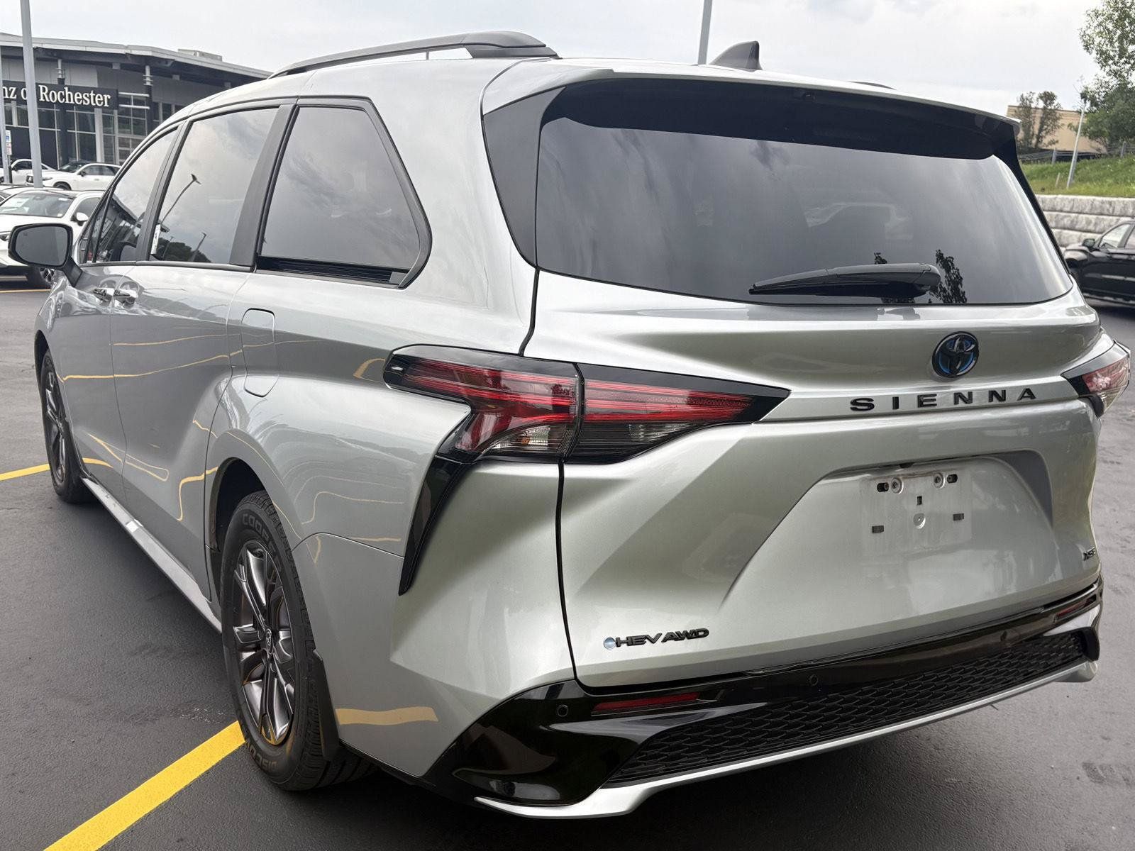 Used 2025 Toyota Sienna XSE w/ XSE Plus Package AWD/4WD image 7