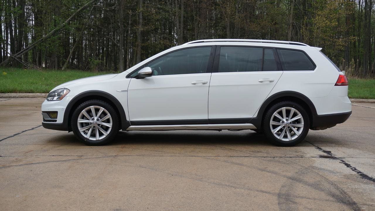 Used 2017 Volkswagen Golf Alltrack SE AWD/4WD image 2