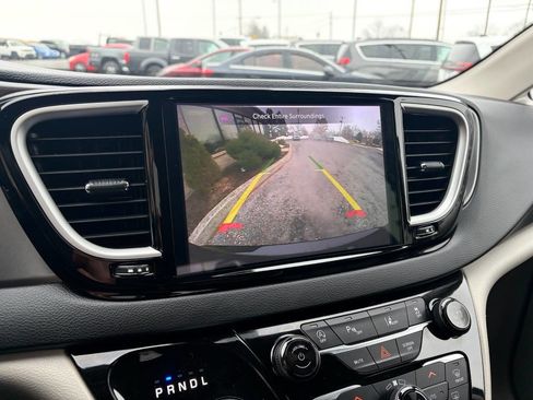 Used 2023 Chrysler Pacifica Touring-L image 25