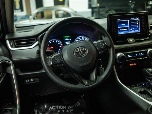 Used 2021 Toyota RAV4 LE FWD image 15