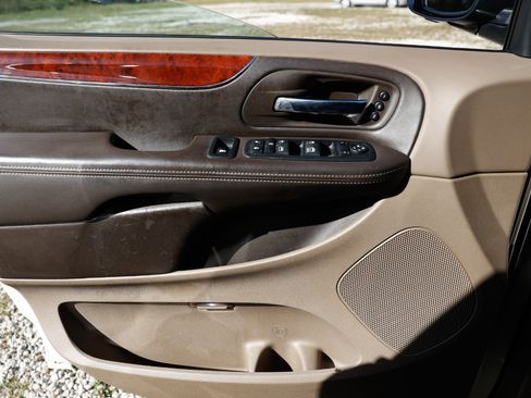 Used 2012 Chrysler Town & Country Limited image 39