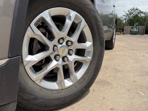 Used 2019 Chevrolet Traverse LT FWD image 2