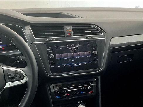Used 2023 Volkswagen Tiguan SE w/ Panoramic Sunroof Package image 9