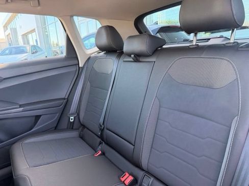 Certified 2025 Volkswagen Taos SE FWD image 14