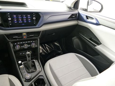 Used 2024 Volkswagen Taos SE w/ Panoramic Sunroof Package image 7