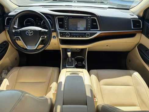 Certified 2019 Toyota Highlander Limited Platinum AWD/4WD image 12