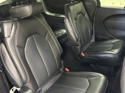 Used 2024 Chrysler Pacifica Touring-L w/ S Appearance Package AWD/4WD image 28