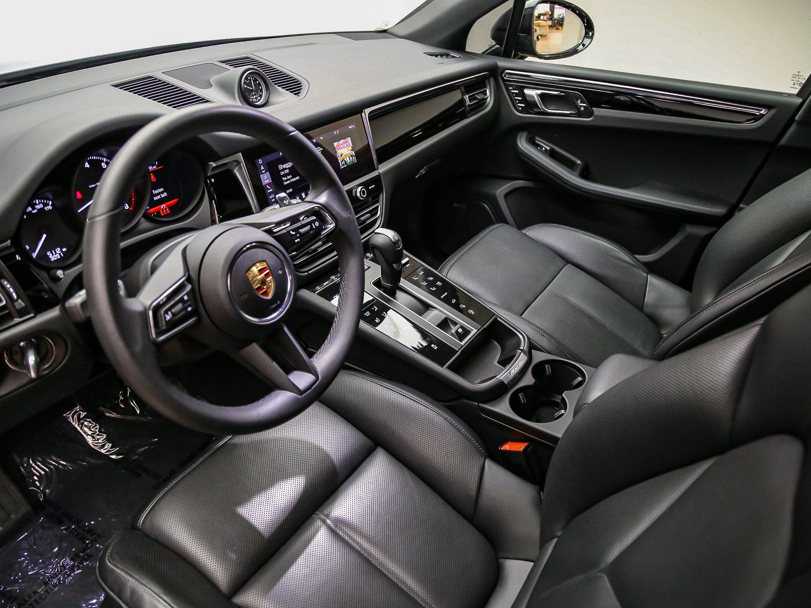 Certified 2025 Porsche Macan AWD/4WD image 3