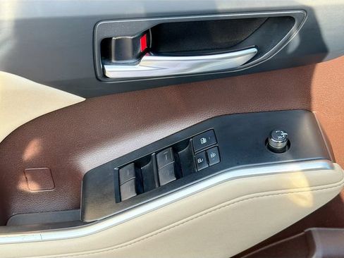 Used 2022 Toyota Highlander XLE AWD/4WD image 18