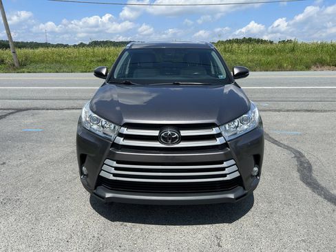 Used 2019 Toyota Highlander XLE AWD/4WD image 4