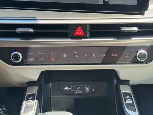 Used 2024 Kia Sorento S FWD image 29
