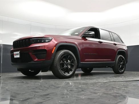 Used 2025 Jeep Grand Cherokee Altitude AWD/4WD image 54