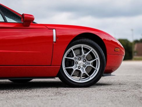 Used 2005 Ford GT RWD image 14