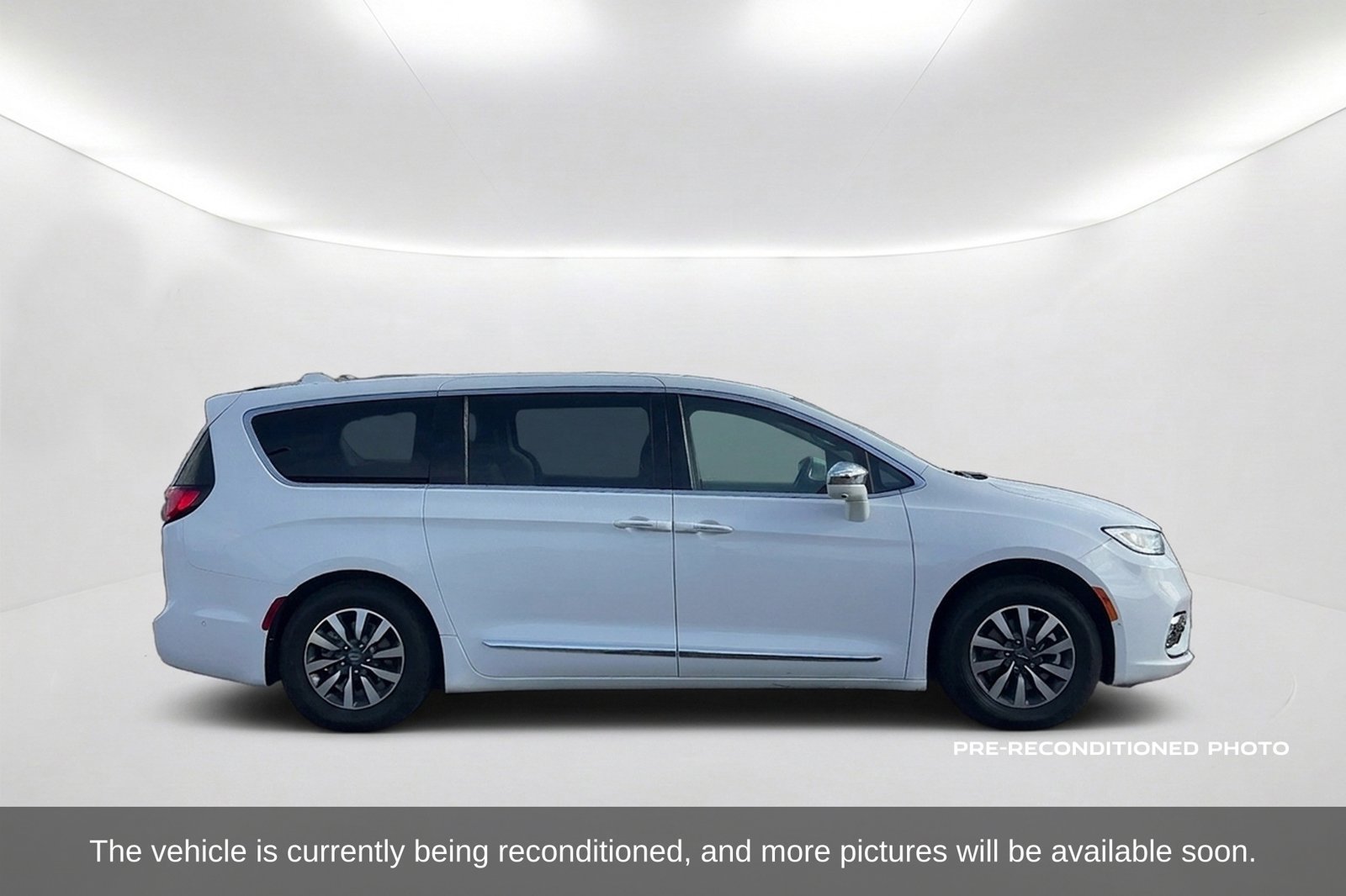 Used 2022 Chrysler Pacifica Limited FWD image 4