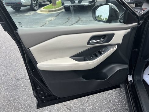 Used 2024 Nissan Rogue SV FWD image 14
