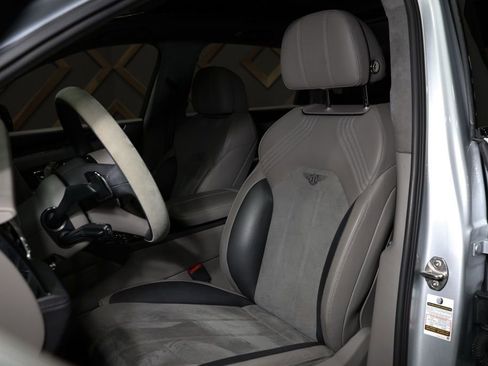Used 2022 Bentley Bentayga image 42