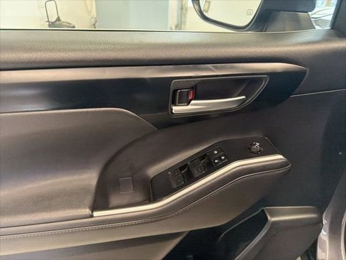 Used 2020 Toyota Highlander XLE image 33