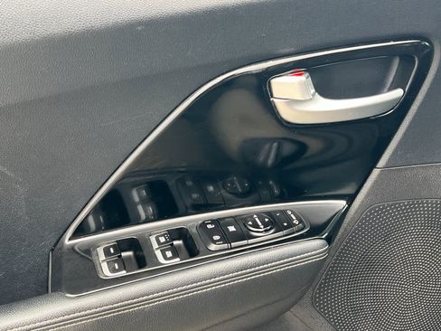 Used 2019 Kia Niro EX image 12
