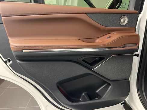 Used 2025 Lincoln Navigator Reserve image 42