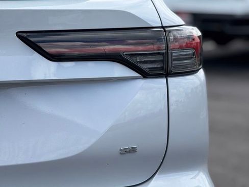 New 2025 Mitsubishi Outlander SE image 9