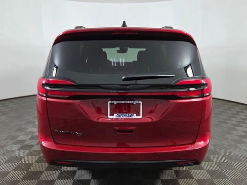 New 2026 Chrysler Pacifica Select image 6