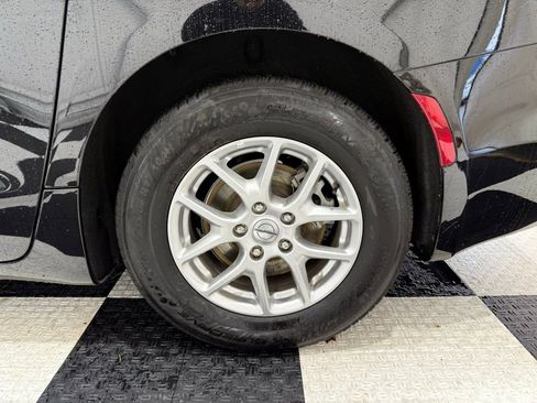 Used 2024 Chrysler Pacifica Touring-L image 12