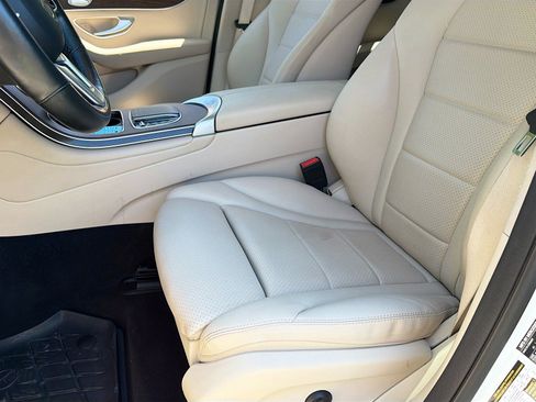 Used 2022 Mercedes-Benz GLC 300 4MATIC w/ Premium Package Lite image 23