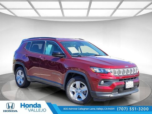 Used 2022 Jeep Compass Latitude image 1