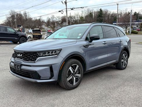 Used 2023 Kia Sorento S image 3