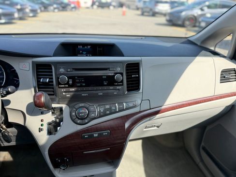 Used 2012 Toyota Sienna XLE FWD image 19