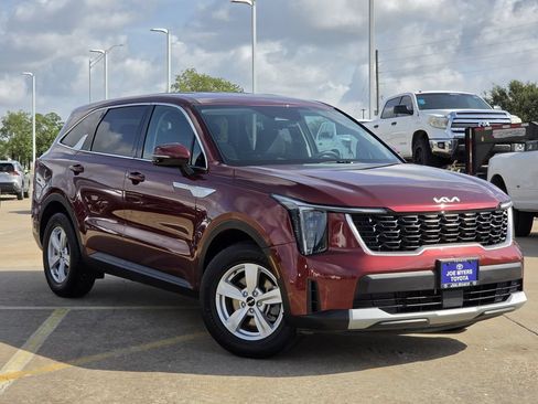 Used 2024 Kia Sorento LX FWD image 2