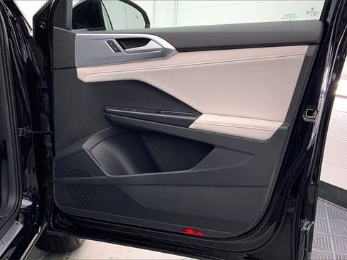 Used 2025 Volkswagen Taos SE image 24