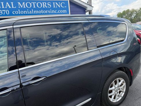 Used 2020 Chrysler Pacifica Touring-L FWD image 2