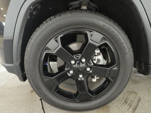 Used 2019 Jeep Grand Cherokee Laredo image 7