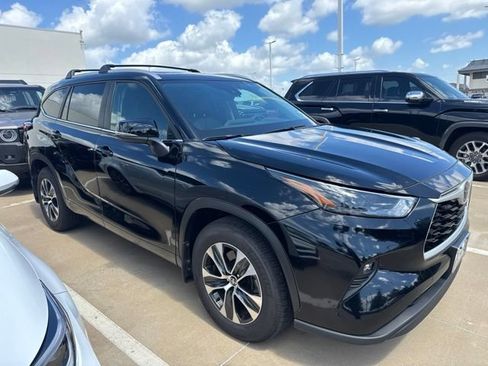 Used 2026 Toyota Highlander XLE AWD/4WD image 2