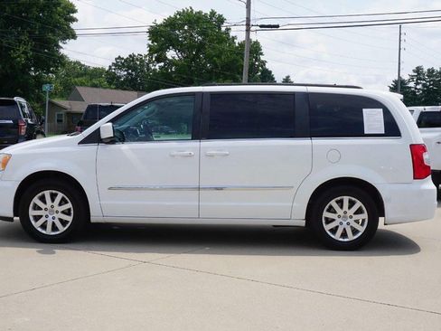 Used 2014 Chrysler Town & Country Touring FWD image 6