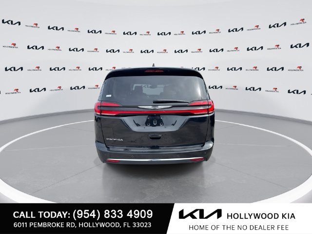 Used 2021 Chrysler Pacifica Touring-L FWD image 7