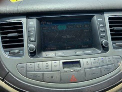 Used 2013 Hyundai Genesis 3.8 w/ Premium Pkg image 8