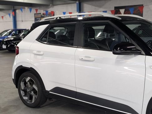 Used 2022 Hyundai Venue Limited image 9