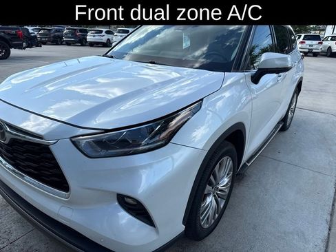 Used 2023 Toyota Highlander Platinum FWD image 3
