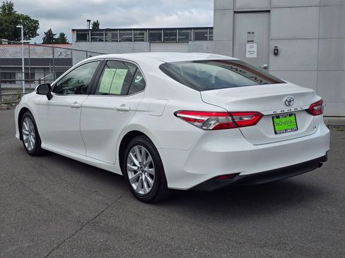 Used 2018 Toyota Camry LE FWD image 5