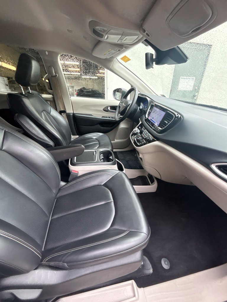 Used 2023 Chrysler Pacifica Touring-L FWD image 24
