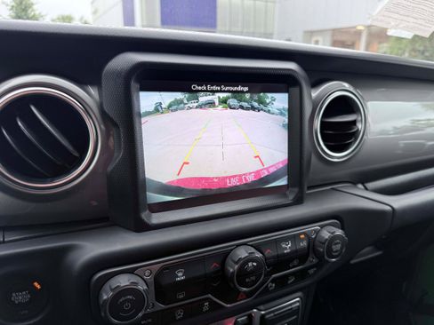 Used 2018 Jeep Wrangler Unlimited Sahara AWD/4WD image 21