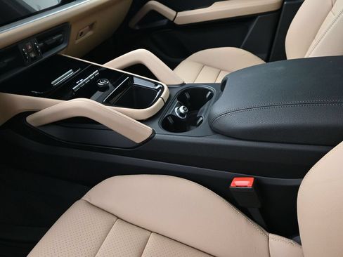 Certified 2026 Porsche Cayenne AWD/4WD image 21