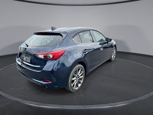 Used 2018 MAZDA MAZDA3 Touring FWD image 2