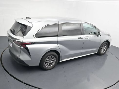 Used 2024 Toyota Sienna LE FWD image 16
