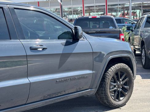 Used 2018 Jeep Grand Cherokee Altitude AWD/4WD image 4